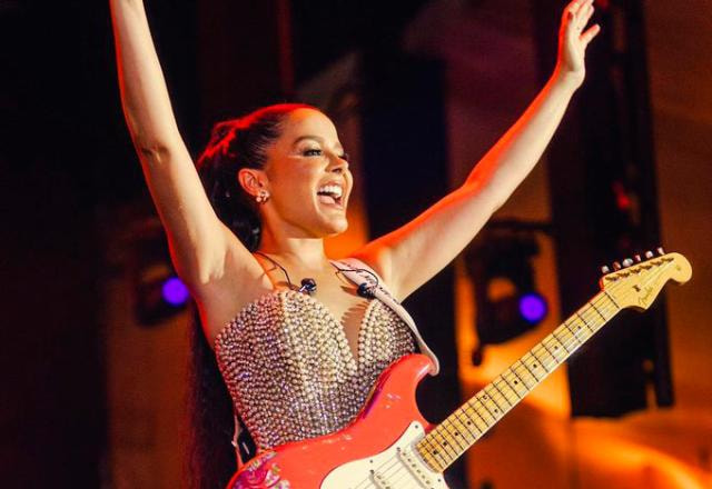 Maraisa toca guitarra em show