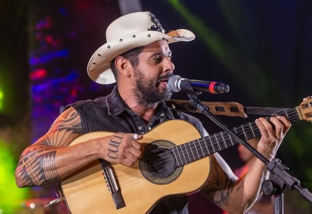 João Carreiro tocando violão em show