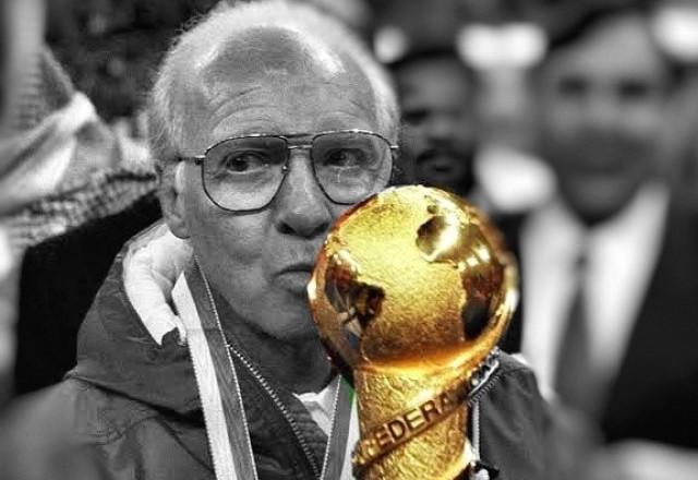 Zagallo beija a taça da Copa do Mundo