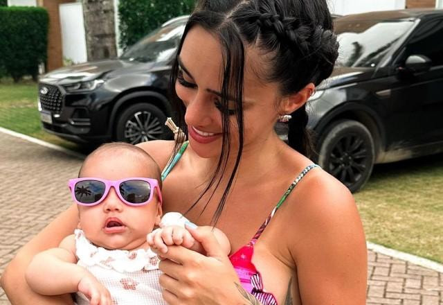 Bruna Biancardi posa sorrindo e segurando bebê no colo