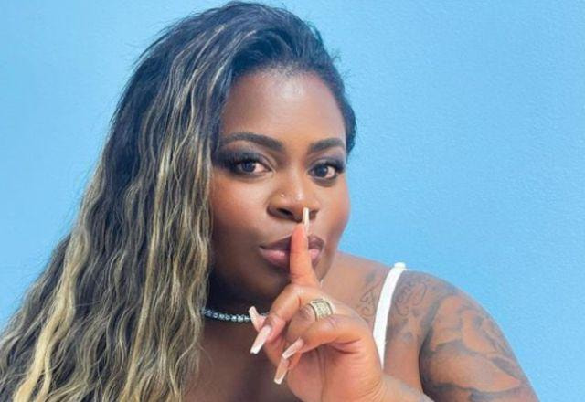Jojo Todynho faz sinal para ficarem quietos com os dedos