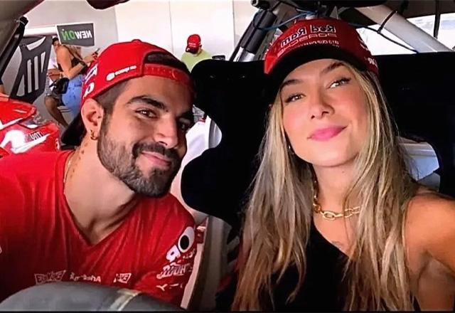 Caio Castro e Daiane de Paula posam juntos para foto.