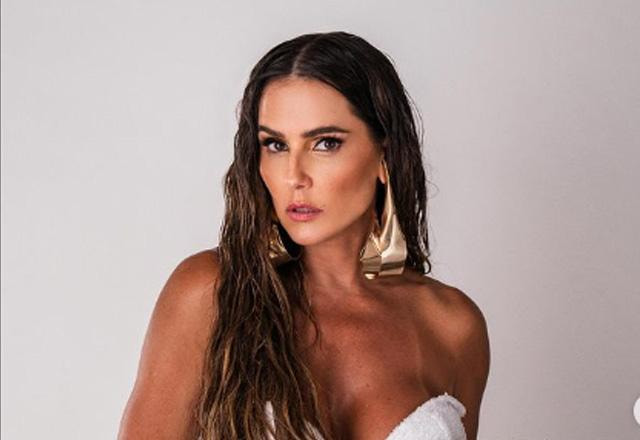 Deborah Secco posa para foto.