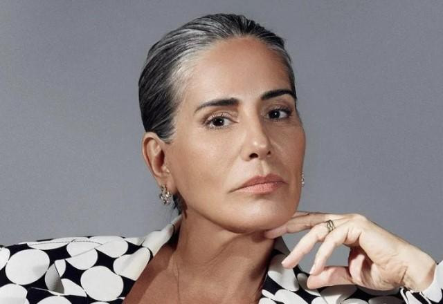 Gloria Pires posa fazendo carão com a mão no queixo