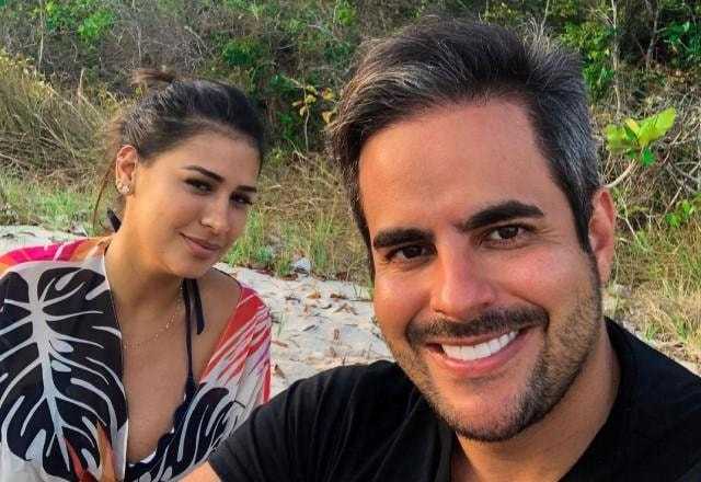 Simone Mendes e Kaká Diniz posam na praia