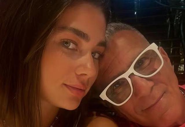 Eri Johnson e jovem posam juntos para foto.
