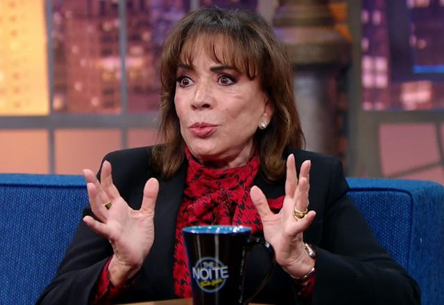 Íris Abravanel no palco do The Noite.