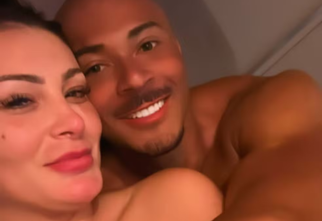 Andressa Urach posa abraçada na cama com o namorado, Lucas Ferraz