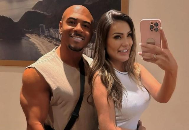Andressa Urach tira selfie no espelho com Lucas Ferraz
