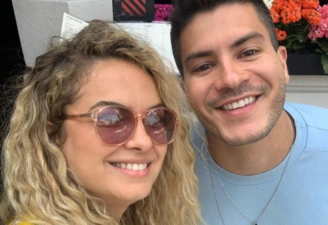 Lua Blanco e Arthur Aguiar posam juntos sorrindo