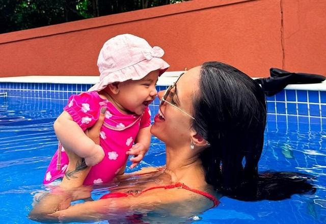 Bruna Biancardi e Mavia brincando na piscina