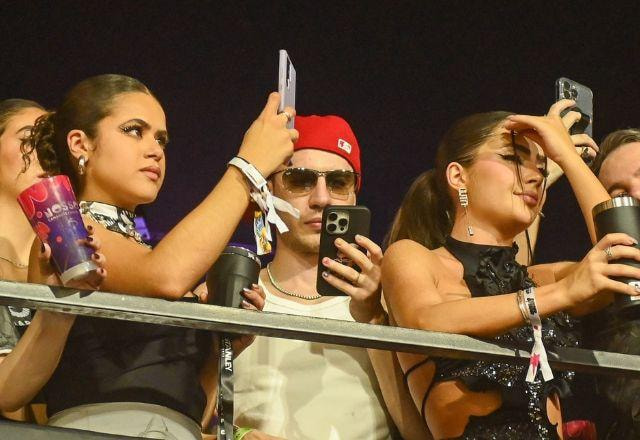 Maisa, Leo Picon e Jade Picon em camarote vip na Sapucaí, no desfile das campeãs