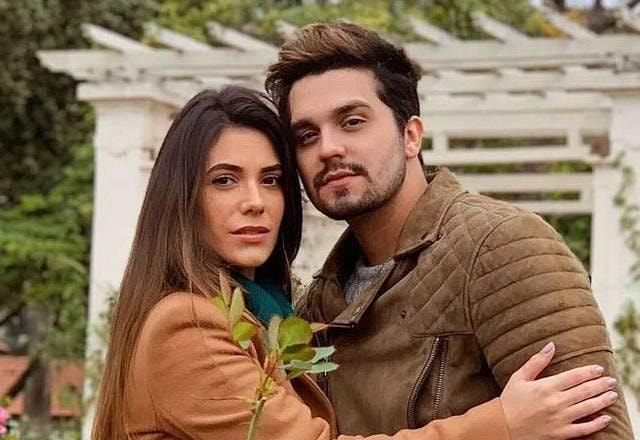 Luan Santana posa com Jade Magalhães em jardim