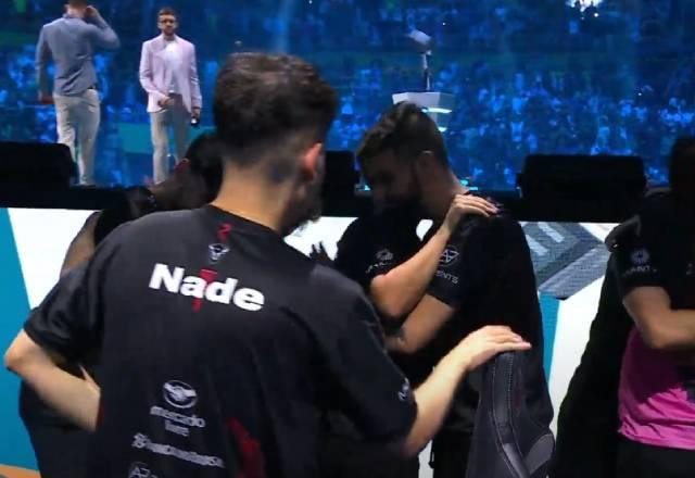 w7m esports comemora que está na final do six invitational