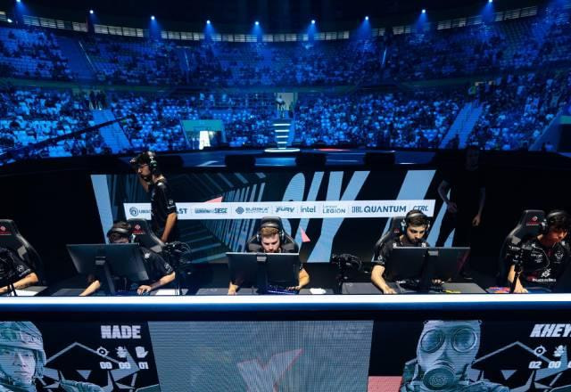 W7M jogando no palco do Six Invitational