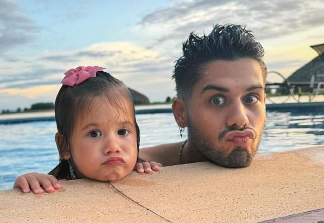 Zé Felipe e Maria Alice na piscina