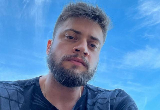 Rodrigo Godoy tira selfie com céu azul de fundo