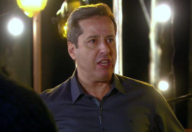 Roger com expressão de revoltado