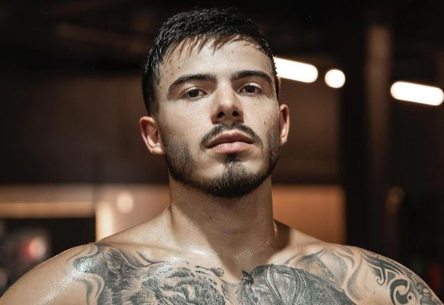 Thomaz Costa posa no ringue de luta