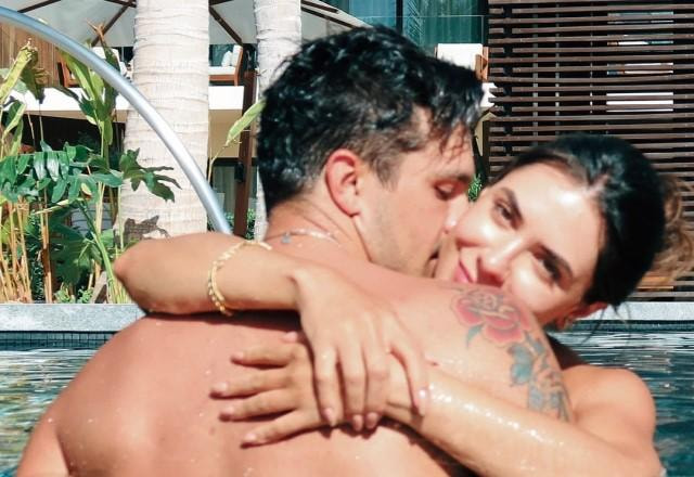 Luan Santana e Jade Magalhães posam abraçados na piscina