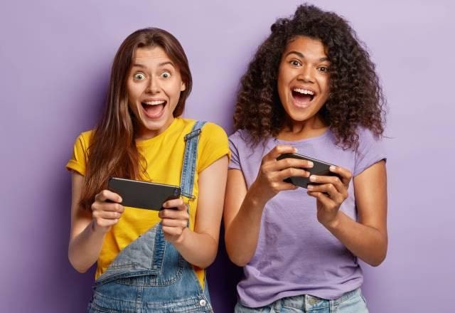 duas mulheres jogando videogame no celular