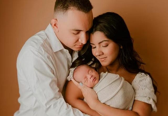 Ary Mirelle e João Gomes com Jorge nos braços