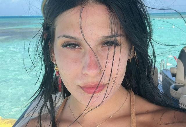 Ana Castela tira foto em barco