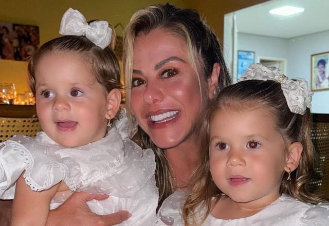 Poliana Rocha posa sorrindo e abraçada com as netas, Maria Alice e Maria Flor