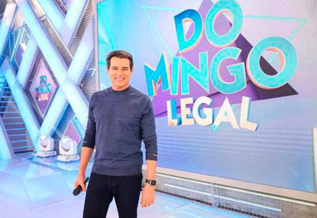 Celso Portiolli no cenário do Domingo Legal especial 30 anos