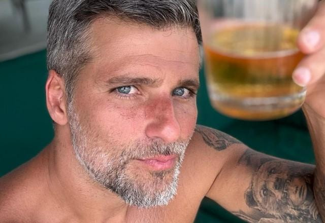 Bruno Gagliasso tira selfie com copo de cerveja na mão