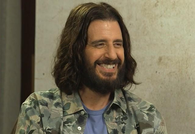Jonathan Roumie sorrindo em entrevista
