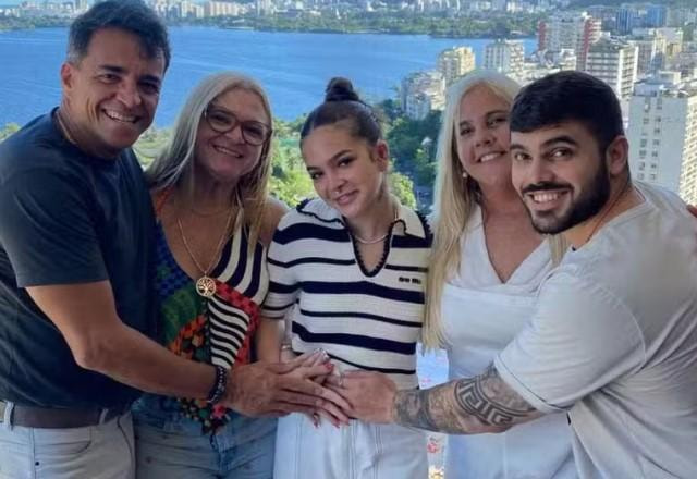 Mel Maia posa com os familiares ao redor