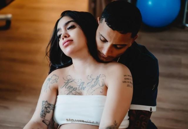 MC Mirella posa abraçada com Dynho Alves