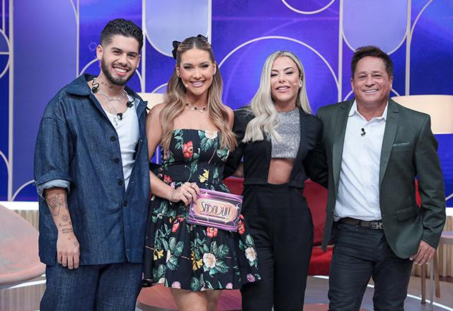 Zé Felipe, Virginia, Poliana e Leonardo posam juntos para foto.