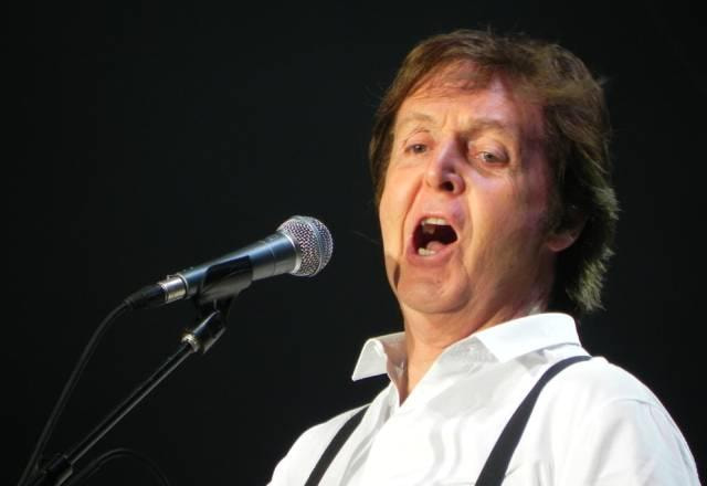 Paul McCartney cantando em show