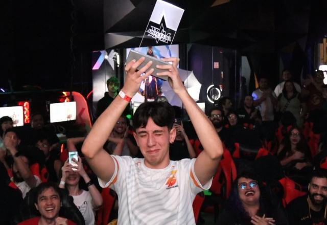 Zeeus levantando o troféu da Liga Latina Brasil de Mortal Kombat 1