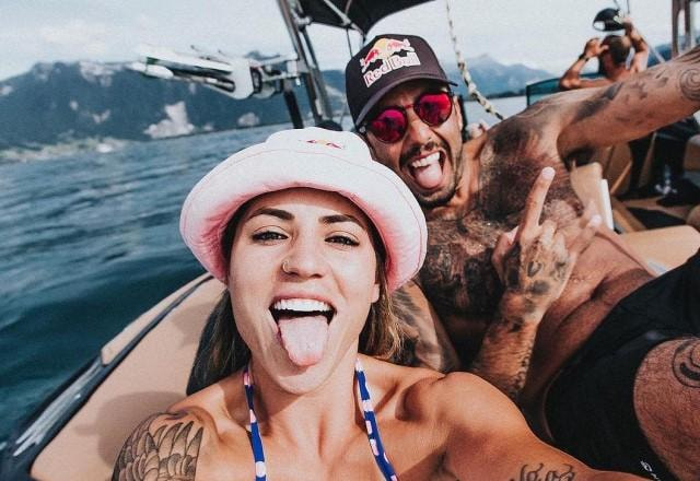 Leticia Bufoni tira selfie com Pedro Scooby  no mar