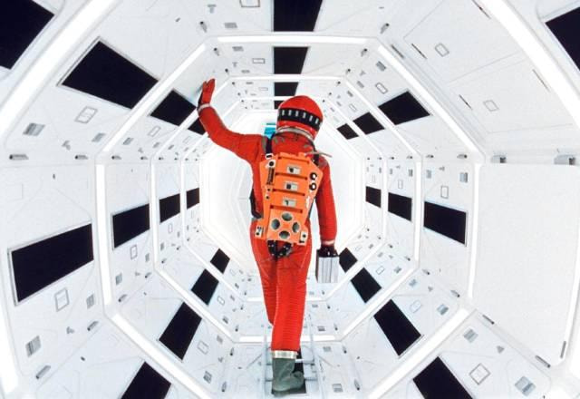Cena de astronauta em 2001: Uma Odisseia no Espaço