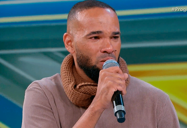 fábio santos emocionado segurando o microfone com as mãos