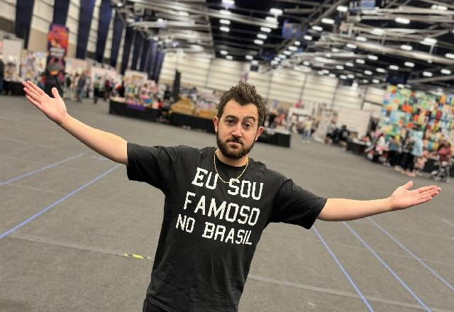 Foto de Vincent Martella com a camiseta Eu sou famoso no Brasil