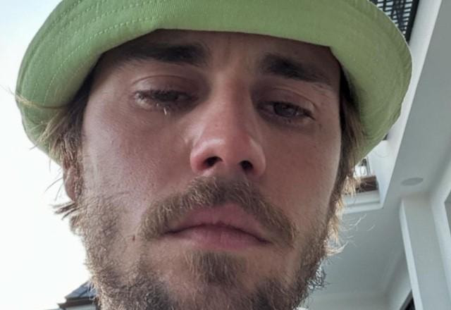 Justin Bieber tira foto triste e chorando