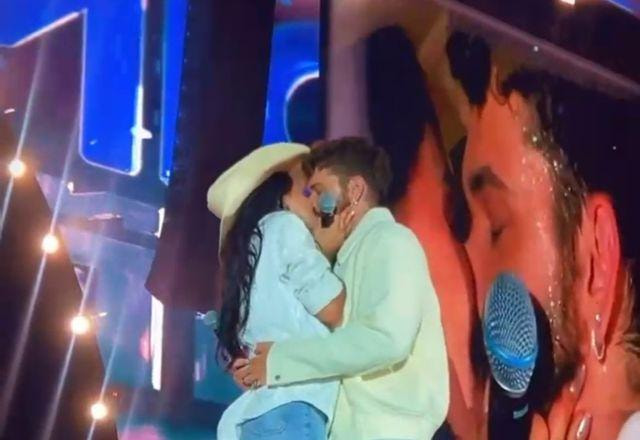 Ana Castela e Gustavo Mioto se beijando
