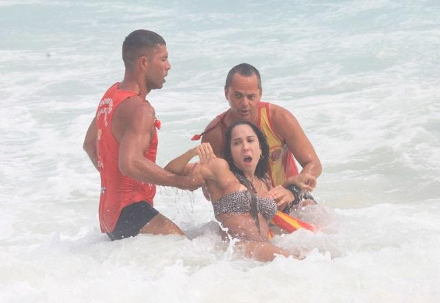 Mulher Melão sendo socorrida