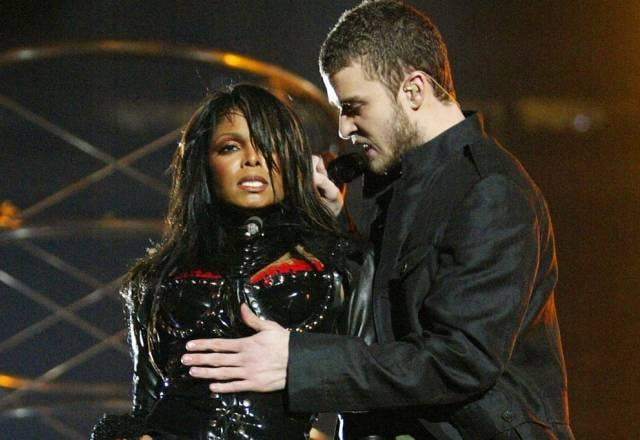 Justin Timberlake e Janet Jackson posam no palco do Super Bowl