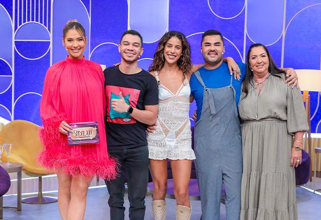 Virginia, Igor Guimarães, Marina Sena, Lucas Guedez e Margareth Serrão posam juntos para foto.