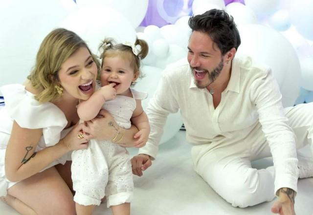 Viih Tube e Eliezer posam sorrindo junto com Lua em chá revelação