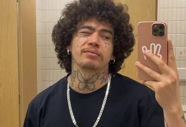 Whindersson Nunes tira selfie no espelho