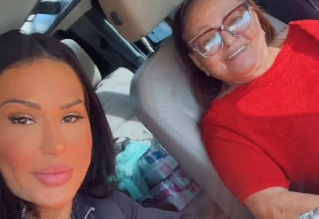 Gracyanne Barbosa posa com a mãe de Belo no carro