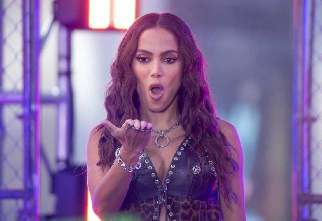 Anita em palco mandando beijo ao público