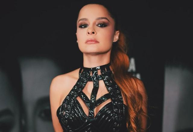 Maiara posa nos bastidores de show